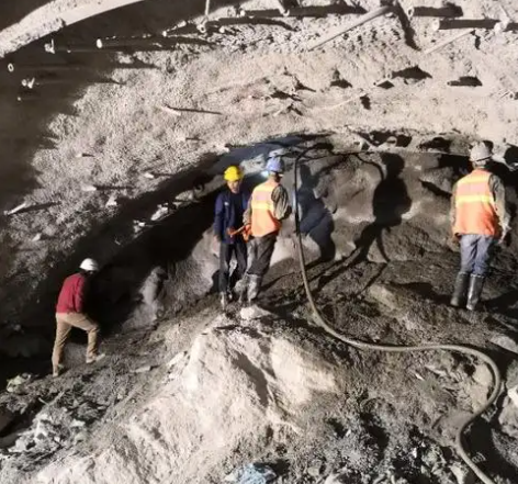 大石桥拱顶带模注浆料的施工流程及注意事项